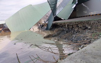 Sạt lở sông Gành Hào, thiệt hại nhà xưởng hơn 5 tỉ đồng