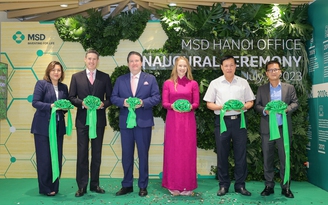 Thứ trưởng Bộ Y tế cắt băng khai trương văn phòng mới của MSD tại Hà Nội