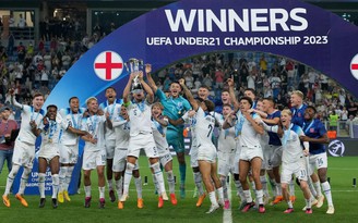 Đội U.21 Anh vô địch châu Âu sau 39 năm, thủ môn James Trafford lập kỳ tích