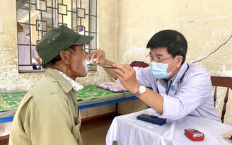 Quảng Ngãi: Khám bệnh, cấp thuốc và tặng quà cho người dân huyện miền núi Sơn Hà