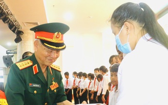 Hơn 1.800 học sinh nghèo ở Hậu Giang nhận học bổng Phạm Văn Trà