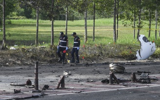 Máy bay lao xuống phố ở Malaysia, 10 người chết