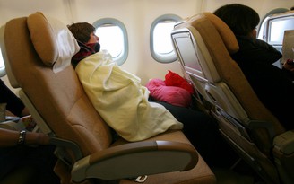 Đúng hay sai khi 12 giờ không cho người ngồi trước ngả ghế trên máy bay?