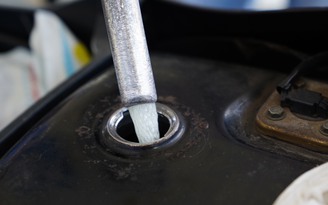 Giá xăng dầu hôm nay 18.8.2012: Đứt mạch giảm, xăng trong nước được điều chỉnh thế nào?