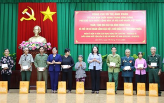 Phó chủ tịch nước Võ Thị Ánh Xuân tặng quà gia đình chính sách tại Bình Phước