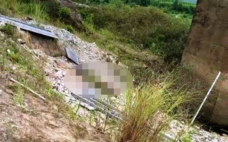 Quảng Nam: Lan can cầu bị đổ kéo nam công nhân rơi xuống đất, tử vong