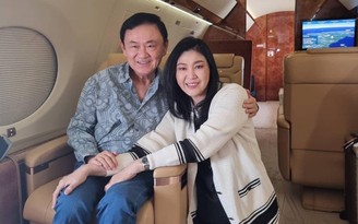 Ông Thaksin xuất hiện ở sân bay Singapore, dự kiến trở về Thái Lan hôm nay