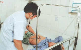 Hà Tĩnh: 8 người nhập viện sau khi ăn tiết canh bê