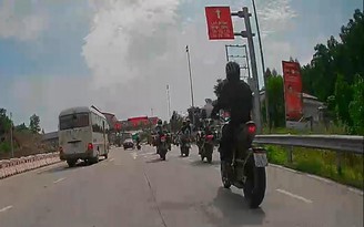 'Phượt thủ' chạy mô tô trên cao tốc, tông bị thương thiếu tá CSGT