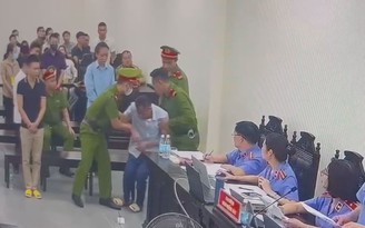 Xét xử vụ Nguyễn Đức Chung: Một bị cáo gục ngã khi nghe đề nghị mức án