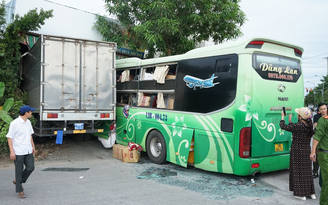Thanh Hóa: Xe tải và xe khách cùng lao vào gara ô tô