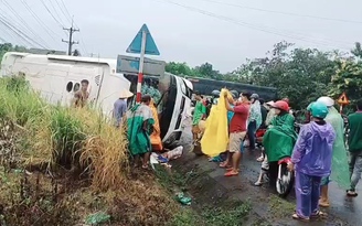 Bình Phước: Va chạm với xe tải, xe khách lật ngang làm 2 người bị thương nặng