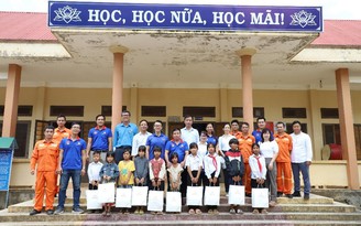 Hoạt động trao gửi yêu thương đến với học sinh tại tỉnh Đắk Lắk và Đắk Nông