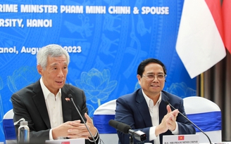 Hai thủ tướng trò chuyện về năng lượng xanh với sinh viên ĐH Quốc gia Hà Nội
