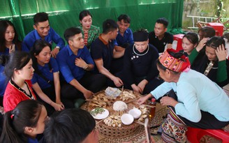 Dưới nếp nhà sàn: Thầy mo, người giao tiếp với thần linh