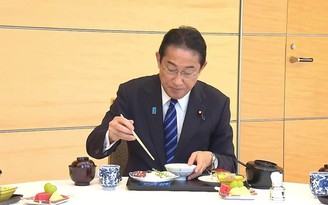 Thủ tướng Nhật thưởng thức sashimi cá 'ngon, an toàn' từ Fukushima