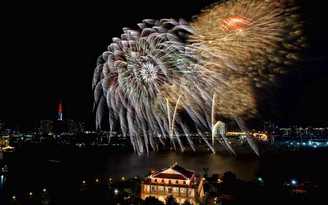 Bắn pháo hoa tầm thấp trên sông Sài Gòn tại Lễ hội sông nước