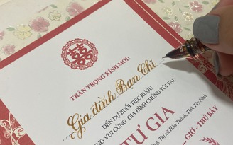 Cô gái ở TP.HCM sống với nghề... viết chữ thuê: Chuyện của khách là bí mật
