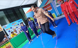 Quang Thắng lần đầu thể hiện khả năng nhảy dây như hip hop giữa chợ Quang Thắng lần đầu thể hiện khả năng nhảy dây như hip hop giữa chợ