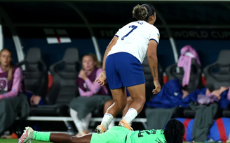 Ngôi sao đội tuyển nữ Anh bị chỉ trích vì giẫm vào lưng của đối thủ