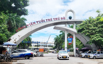Tấm danh thiếp bị mờ và chuỗi ngọc đứt dây Tấm danh thiếp bị mờ và chuỗi ngọc đứt dây