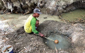 Hạn hán chưa từng có, nông dân Indonesia phải đào lòng sông cạn khô tìm nước uống