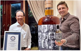 Một người Việt chi hơn 33,5 tỉ đồng mua chai rượu whisky lớn nhất thế giới