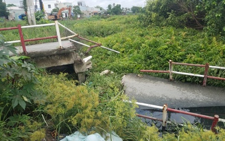 Sập cầu dân sinh ở Q.Bình Tân, người dân thoát nạn trong gang tấc