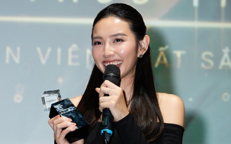 Thùy Tiên nhận cúp 'Nữ diễn viên xuất sắc nhất' trong phim đóng cùng NSND Lê Khanh