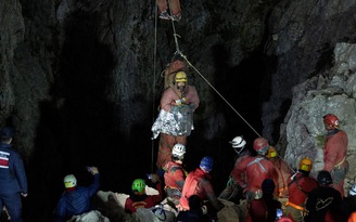 Giải cứu thành công nhà thám hiểm kẹt sâu hơn 1.000 m trong hang động
