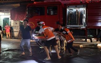 Hiện trường vụ cháy chung cư mini ở Hà Nội, nhiều nạn nhân được đưa ra ngoài