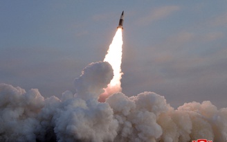 Triều Tiên nghi phóng tên lửa đạn đạo trong lúc ông Kim Jong-un ở Nga