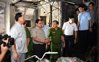 Thủ tướng thị sát hiện trường, vào BV Bạch Mai thăm nạn nhân vụ cháy chung cư