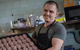 'Anh nuôi' Ukraine nấu ăn cho binh sĩ, vẫn mơ làm ở nhà hàng gắn sao Michelin