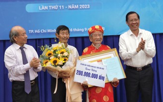 Nhà nghiên cứu Nguyễn Đình Tư nhận giải thưởng khoa học Trần Văn Giàu