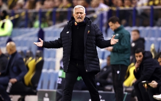 HLV Mourinho đặt thử thách bản thân: Không còn bị trọng tài phạt thẻ đỏ