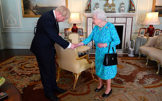 Chính phủ Anh từng nhờ Nữ hoàng Elizabeth II 'chỉnh' thái độ cựu Thủ tướng Johnson?