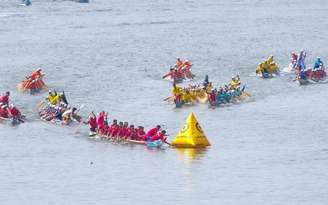 Đà Nẵng: Hàng vạn người tập trung hai bên bờ sông Hàn cổ vũ đua thuyền