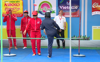 Quang Thắng suýt bị người chơi ‘gạt vợt vào má’ tại chợ Đồng Xuân