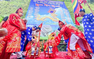 Lễ hội chọi trâu Đồ Sơn thực hiện nghi lễ rước nước từ đền Nghè, núi Ngọc