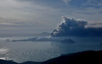 Khói bụi núi lửa tràn vào thủ đô Philippines