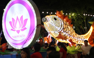 Hàng ngàn người dân tham gia lễ hội Thành Sen rước đèn trung thu