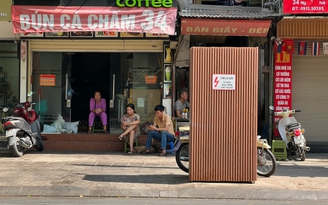 'Mặc áo giáp' cho bốt điện, cột đèn ở Hà Nội để chống quảng cáo rao vặt