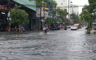 Đà Nẵng mưa lớn, người dân khổ sở di chuyển trên đường phố ngập sâu Đà Nẵng mưa lớn, người dân khổ sở di chuyển trên đường phố ngập sâu