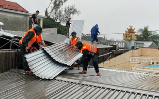 Mưa lớn đầu mùa, nhiều đô thị miền Trung ngập nặng