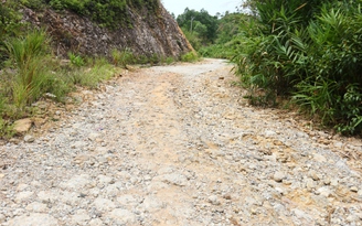 Thừa Thiên - Huế: Nguy cơ sạt lở núi, cấm lưu thông tuyến đường 71