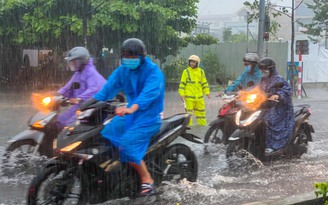 Đà Nẵng: Mưa lớn trong sáng 25.9, đường phố ngập cục bộ, người dân khổ sở di chuyển