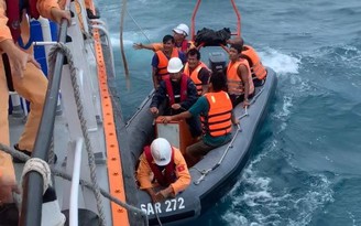 Tàu cá chìm trên biển Côn Đảo, 10 ngư dân được cứu