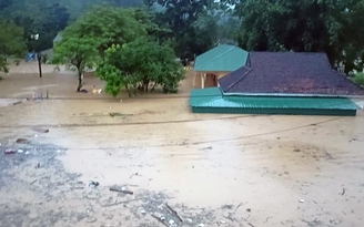 Mưa lớn, hơn 1.000 ngôi nhà bị ngập trong nước lũ