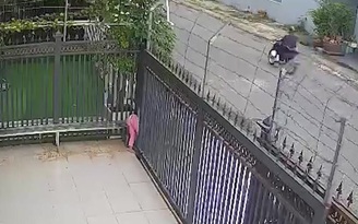 Bé gái 4 tuổi hôn mê do mắc kẹt ở cửa cổng tự động